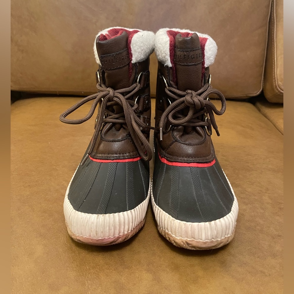 Tommy Hilfiger women’s winter duck boots 7.5